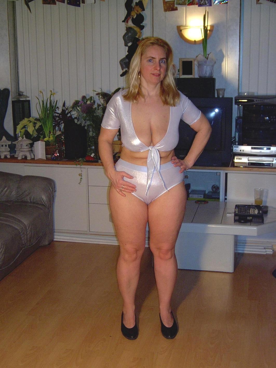thickroundrears:  Gorgeous figure!