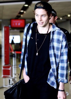 5Secondsofsummer-Fanpage:  Snapbacks, Plaid And Black Ripped Skinny Jeans, Fuck.