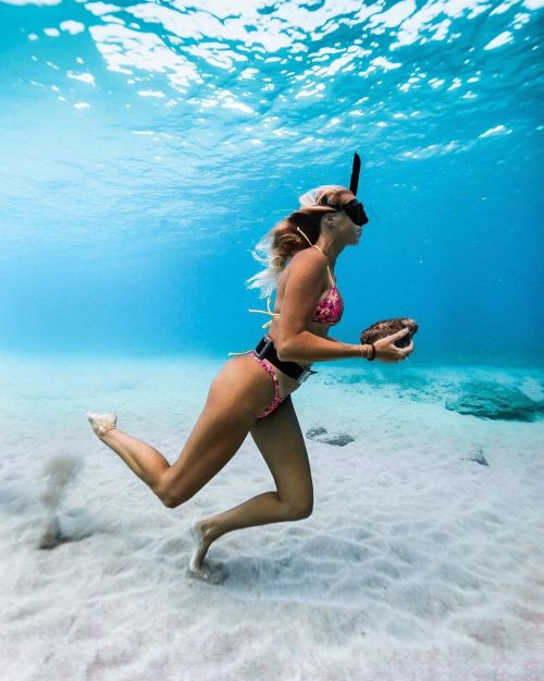 Underwater rock running, so sexy!