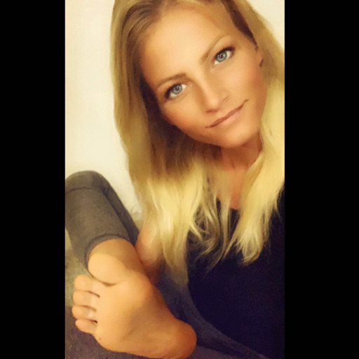 feethunter:love-leyah:beautiful soles 😘 we’d like to keep you company cashapp: $camrynnn2019With pleasure!