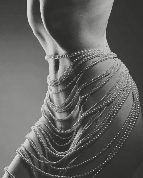 Habillée de perles…très sensuel…