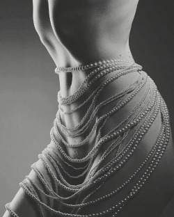 southernsassysub:  Pearls are always appropriate 