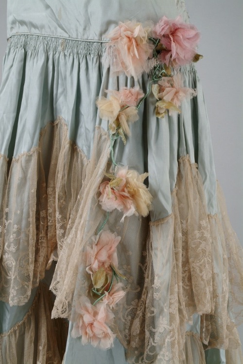 nrhartpoetry:  fashionsfromhistory: Up Close: Evening Dress 1929 (X)   Romantic 💘  Oooohhhh!