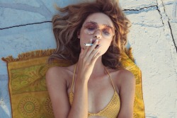 8hy:Cora Keegan en “Last Daze of Disco” par Aaron Feaver  