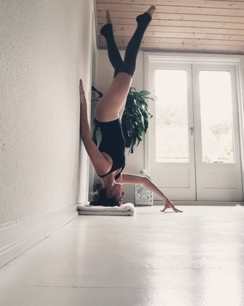 Skywalking #asnescio #yoga #yogaeverydamnday #yogi #yogimom #yogaphotography #yogahold #yogabalance 