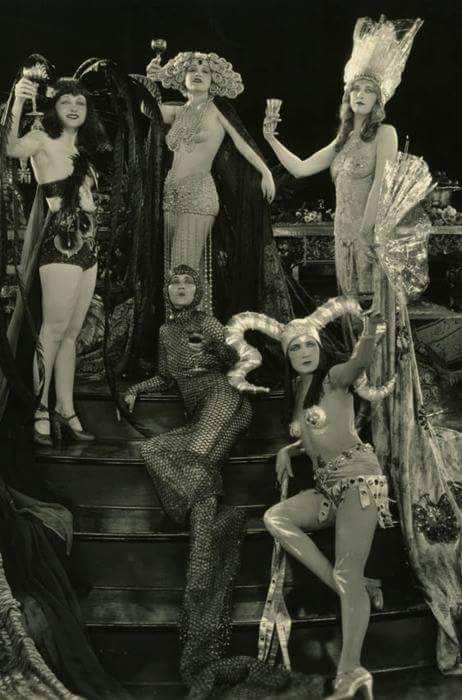 wildlydeliciouslingerie:  How to party in 1926. 