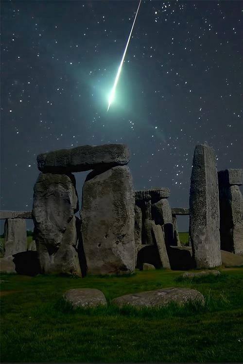 kates-crazythoughts:  Meteor Over Stonehedge, England. 