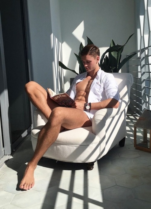 ladnkilt:  THE HANDSOME READING MALE… THE BEAUTY OF A SEXY INTELLIGENT MIND!Are You A Sapiophile Or Sapiosexual?  This Is Someone Who Finds Intelligence Attractive, Even Sexually Attractive.  If You Are A Male Attracted To An Intellectual Male, That