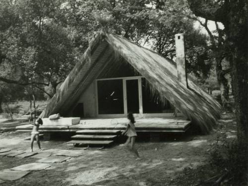 cabinporn:  🤯 Julio Lafuente was a Spanish architect who worked mainly in Italy. This is a summer cabin he built with structural engineer Gaetano Rebecchini on Capocotta beach near Rome in 1965.We have never seen anything like it. What a playful to