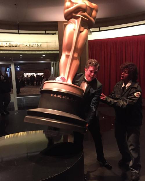 nothisiscarlie:markruffalo:I tried to make off with the big one. Security stopped me. Darn it. #osca