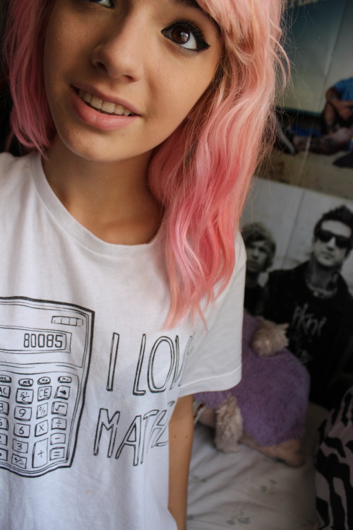 fuerimmeristeinelangezeit:  scarycatz:  yo i have pink hair   aaahhahhhhhh. want. 