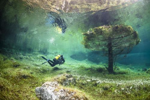 helenofdestroy:  Grüner See (Green Lake) is a lake in Styria, Austria. In the winter you’ll find crisp, tranquil grasslands and lake that is only about 3 to 6 feet deep.  However, during the spring, when the temperature rises and the snow melts,