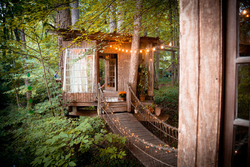 culturenlifestyle:  Beautiful Cozy Tree House Located in an Atlanta Backyard Located in his backyard, architect and environmentalist Peter Bahouth designed a dream treehouse linked by bridges in the Atlanta forest. Symbolizing “mind,” “body,”