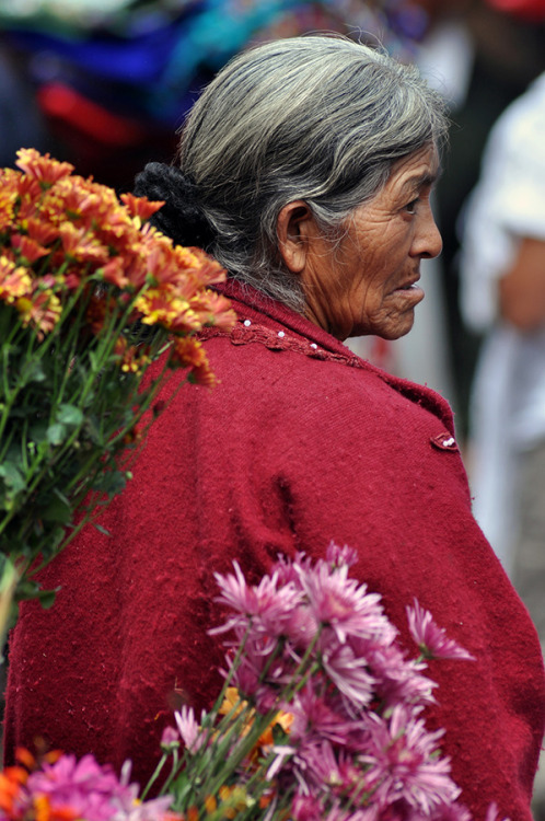 Flower seller at Chichicastenango markets, GuatemalaMayan K'iche locals sell handicrafts and produce