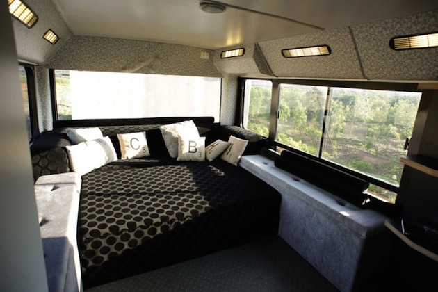 aros:  HUGE PUBLIC BUS REFURBISHED TO AN ON THE GO HOME 
