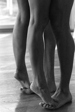 cheekyblushin:  Tippy Toes 