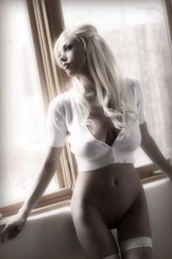 stockings-n-heels:  Meet real women wearing stockings at: http://stockingsnheels.com/