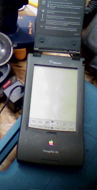 heck-yeah-old-tech:  Apple Newton ‘MessagePad 130’ — the precursor to your iPad, 1996.