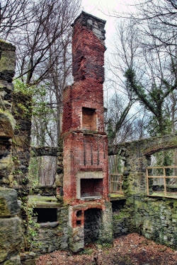 destroyed-and-abandoned:  Only stone walls and a brick chimney remain of these ruins somewhere in NY state. Source: JMS2 (flickr) 