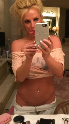 selfiedrawer:  Britney Spears