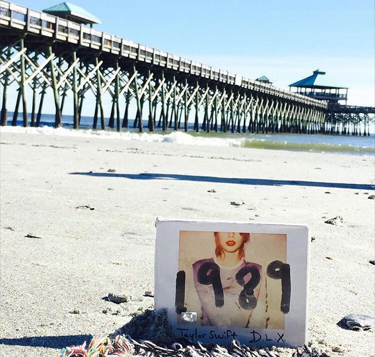 It’s a ~beach~ and we’re out here in plain sight 🏖🏐🌊 Place 398: Folly Beach in South Carolina! Thanks so much @polly_gp!! @taylorswift #taylorswift #taylurking #1989 #1989places #1989worldtour (presso Folly Beach, South Carolina)