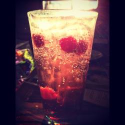 Shirley Temple Happy birthday Mariah! #salud Muchos días de estos!  (at Olive Garden)