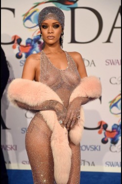 eaturheartoutt:  CFDA Awards - Rihanna