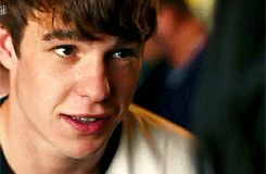 onegirlinalltheworld:  finn looking at rae 