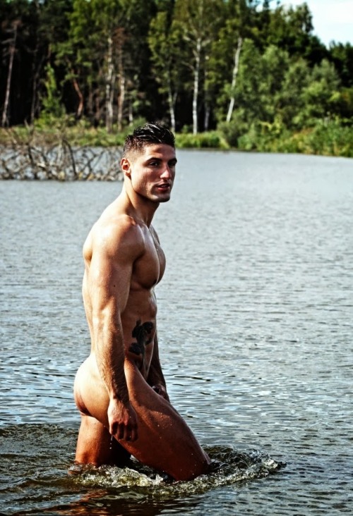 because-b:  Saw this on my dash. Here’s a higher res, without the annoying link to nowhere when you click the photo. 