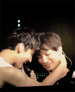chunporn:  during his solo changmin went up to the bassist and…   Omo