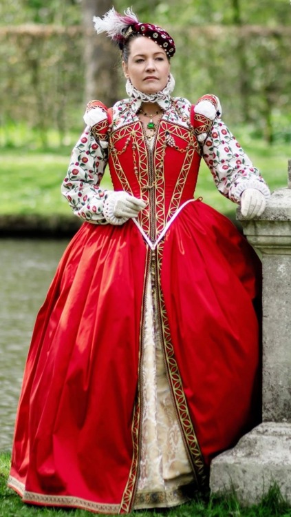  Elizabethan red costume (based on the portrait of a young lady, possibly Helena Snakenborg, Later M