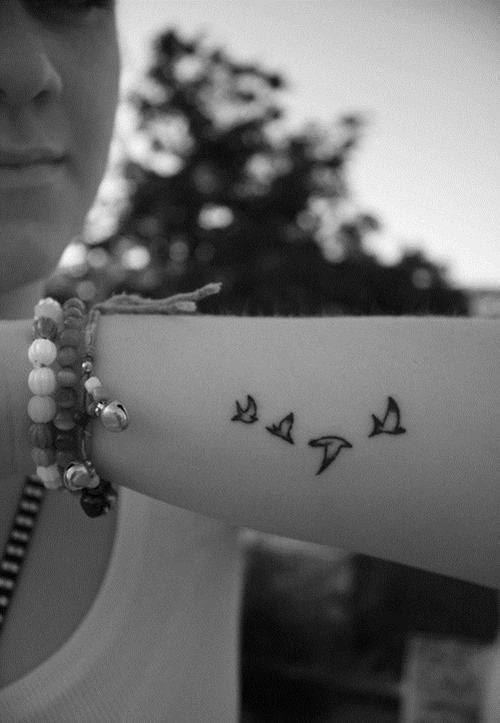 nguyen-tat-thanh:  Tattoos nhỏ nhỏ xinh xinh :3.Các bạn có biết đặt