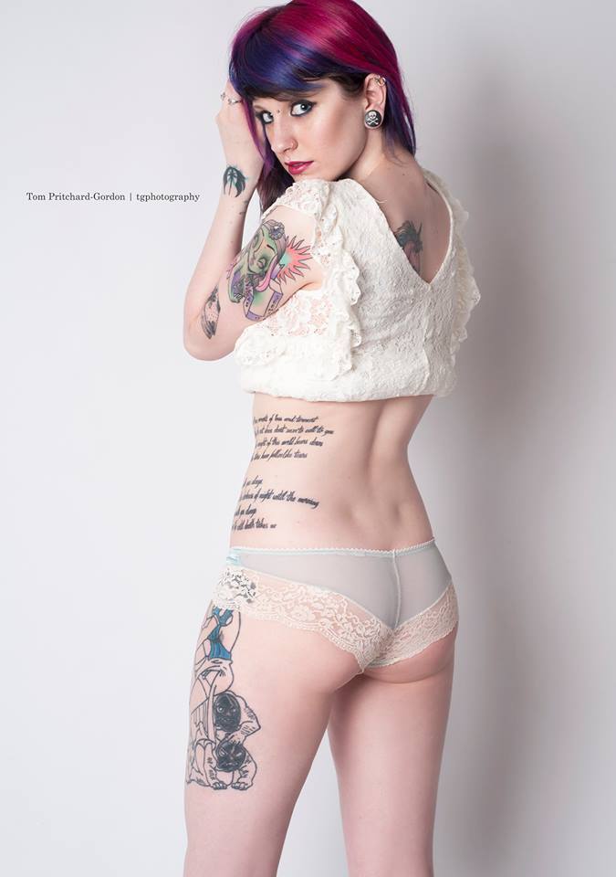 gyarueleenacosplay:  back dimples &lt;3 