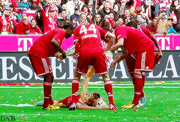 dxbayern:  FC Bayern München: professional footballers  beer shower throwers 