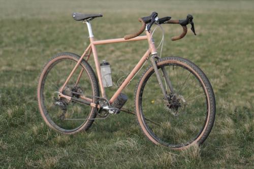 aces5050:(via Readers’ Rides: James’ Temple Prototype Gravel Bike | The Radavist | A group of indivi