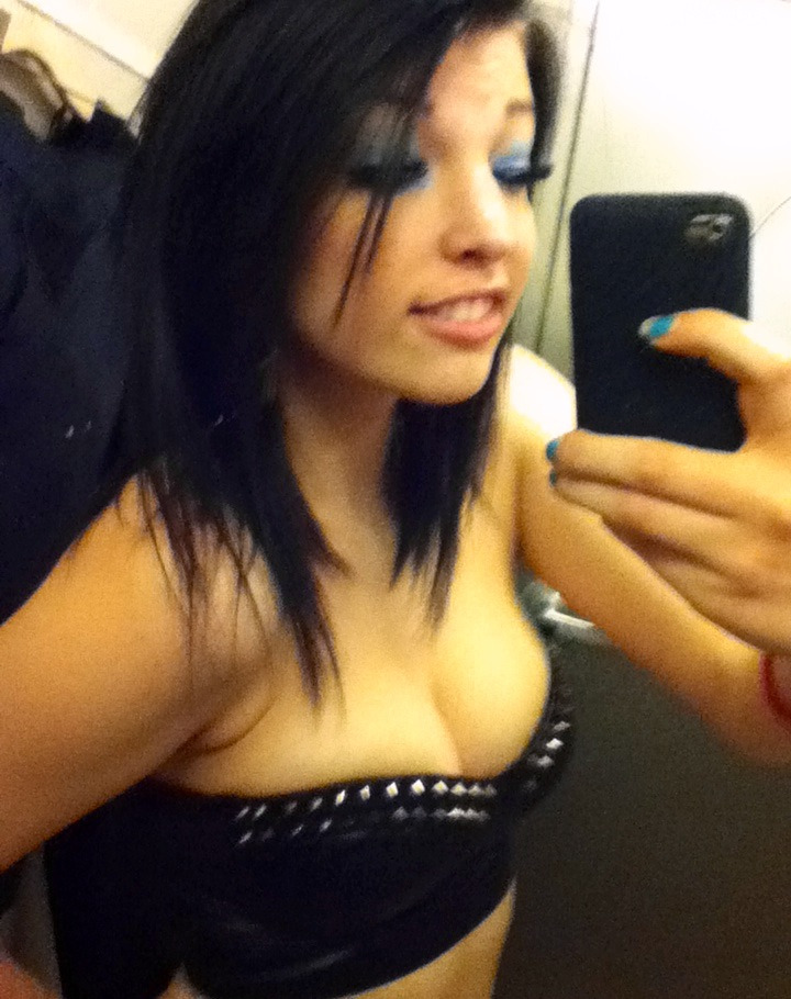 judgethefuckoutofme:  Changing room selfie
