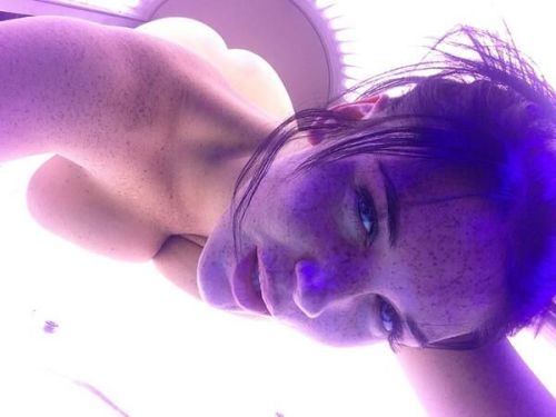 emma-leigh-xxx:  Heyyyyy freckles and big boobs !! That’s me !!!