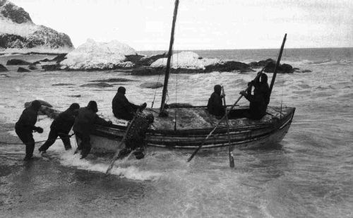 hakkapeliitta:The last hope - launching of James Caird from Elephant islandShackleton and his m