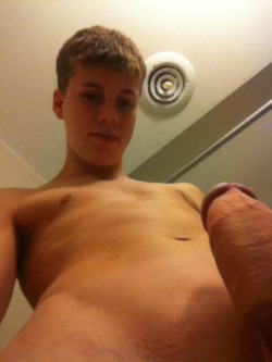 amateurboysblogg:   http://shekissme.com/amateur-gay-video/twinks-at-play-t188.0.html 