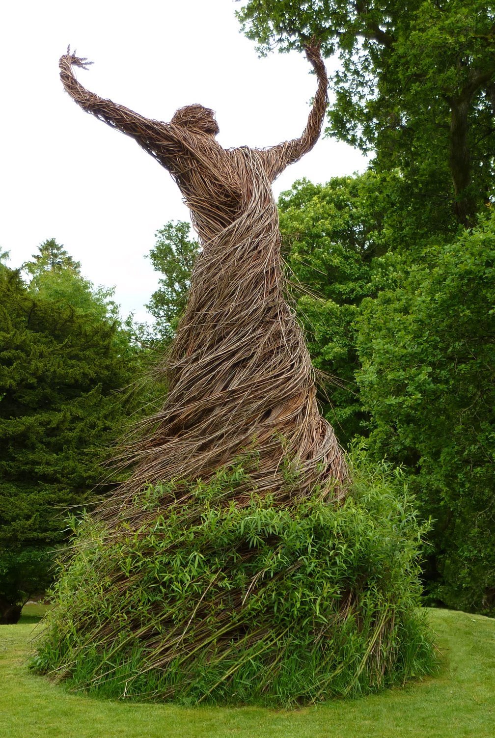 redkingofsulphur:  The Whirling Dervish was a willow sculpture by artist Trevor