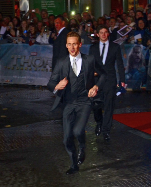 lolawashere:lolawashere:lolawashere:Tom Hiddleston, running man…We need some moves…Some very necessa