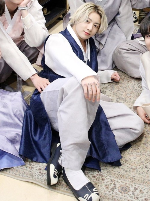 W-WHAT IS BLONDE JUNGKOOKS DEAL LOOKING THIS GORGEOUS WHILE WEARING A HANBOK?!!! SIR THEY TOLD YOU TO