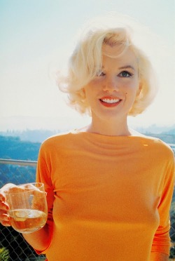 perfectlymarilynmonroe:  Marilyn photographed