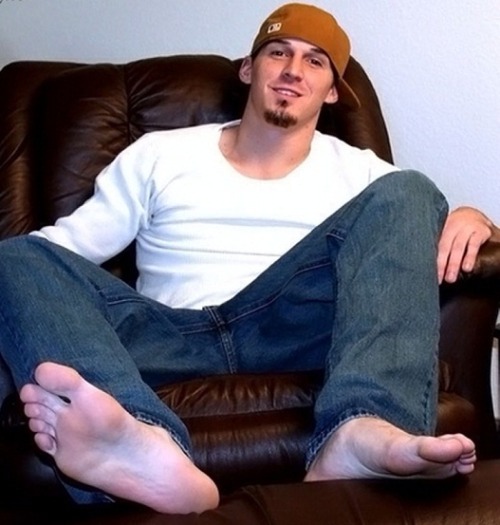 XXX barefootbro22:  Hello there!! photo