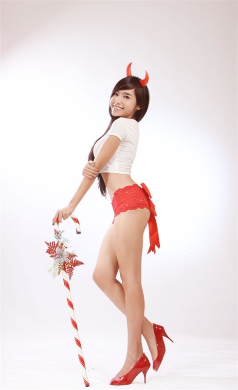 Elly Tran Ha as Christmas elv: GORGEOUS Vietnamese Beauty!