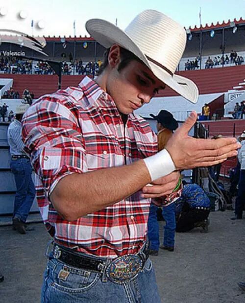 Lifters aren’t the only ones that protect their wrist. Safety first for all sports.