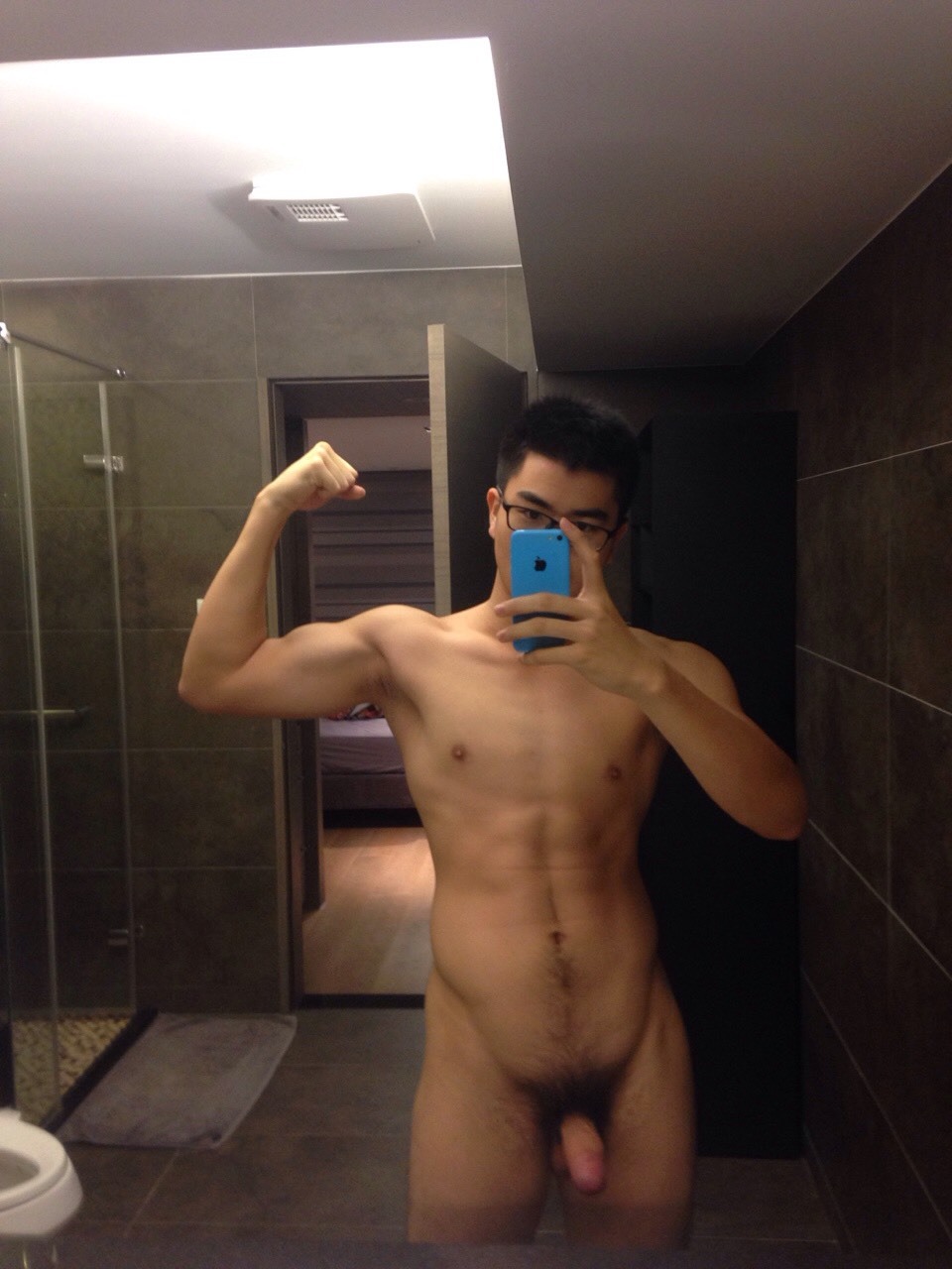 maomao1314:  身材很好的香港大屌眼鏡直男自拍，年輕無極限~ 