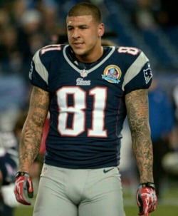 celebritybodybuge:  Aaron Hernandez  To bad he’s dead now. Looks like a huge cock!