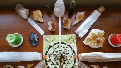 printpaws:New prosperity altar for the living room and some good luck for everyone’s dash :)