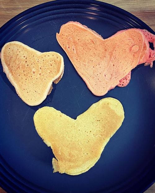 frankieromustdie:Happy Day, Valentines!“Hopeless Romantics” by @blakeneubert“Heartshaped Pancakes” b